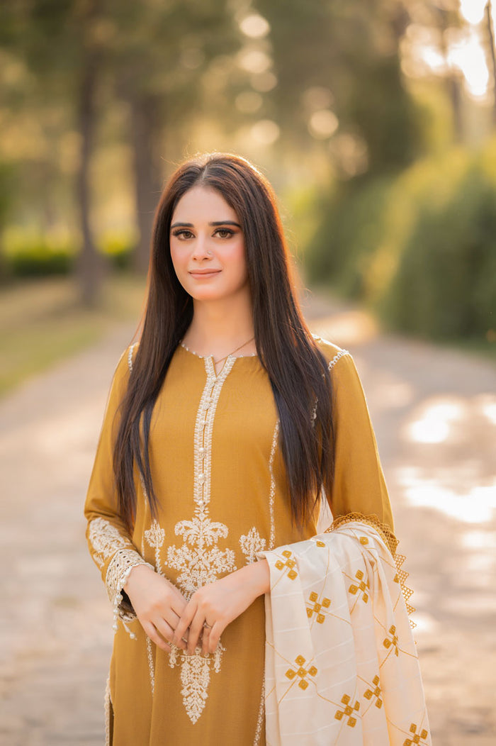 LIBAAS WINTER UNSTITCHED EMBROIDERED DHANAK 3PC WITH DHANAK EMBROIDERED SHAWL