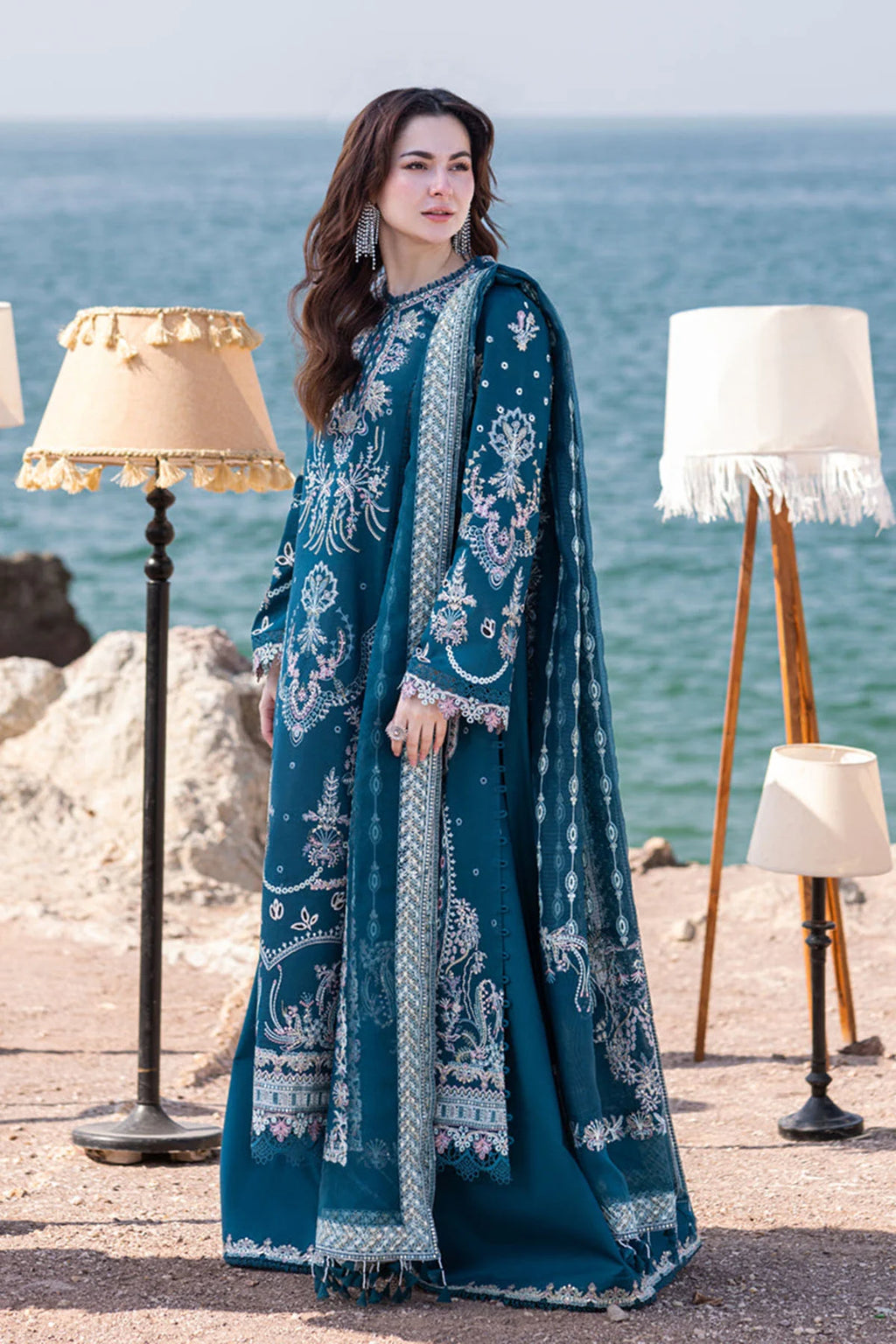 QALAMKAR - 3PC LAWN EMBROIDERED SHIRT WITH PRINTED KHADDI NET FOUR SIDED EMBROIDERED LACE DUPATTA (SYT-422)