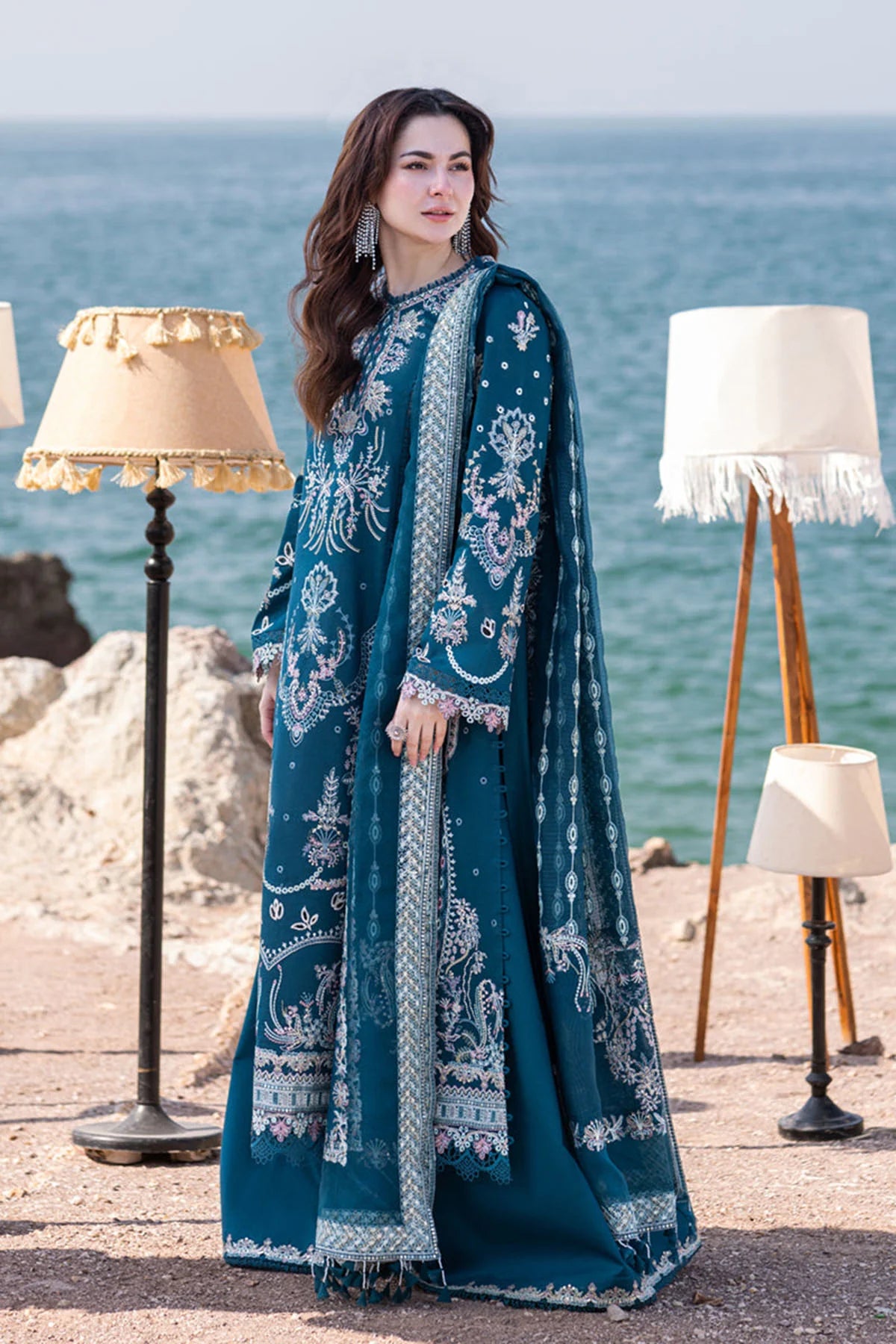 QALAMKAR - 3PC LAWN EMBROIDERED SHIRT WITH PRINTED KHADDI NET FOUR SIDED EMBROIDERED LACE DUPATTA (SYT-422)