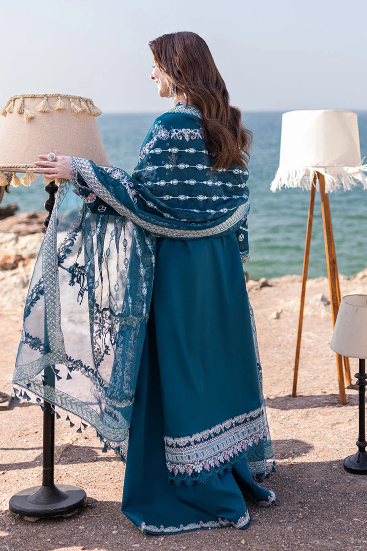 QALAMKAR - 3PC LAWN EMBROIDERED SHIRT WITH PRINTED KHADDI NET FOUR SIDED EMBROIDERED LACE DUPATTA (SYT-422)