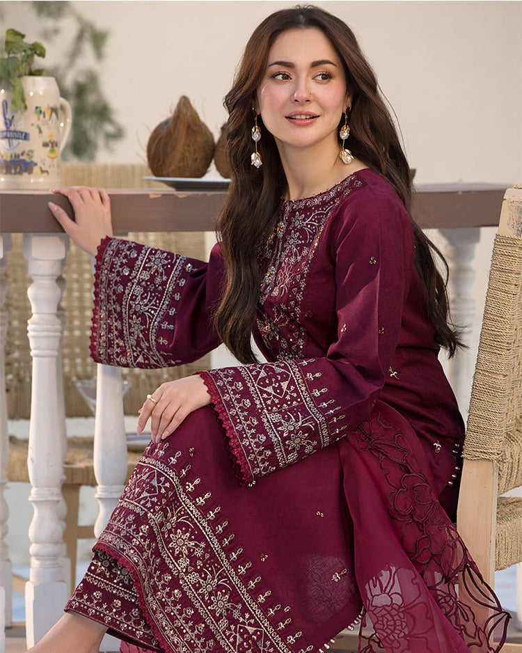 QALAMQAR-3PC DHANAK EMBROIDERED SHIRT WITH ORGANZA EMBROIDERED DUPATTA AND EMB TROUSER (SYT-144)